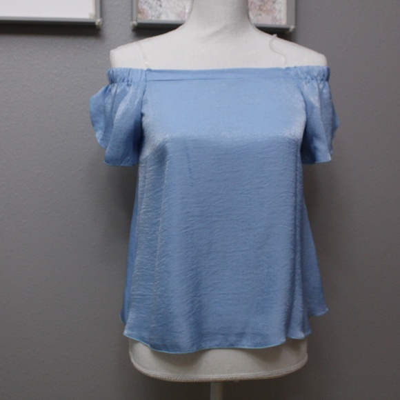 LIGHT BLUE OFF SHOULDER TOP. - Picture 5 of 5